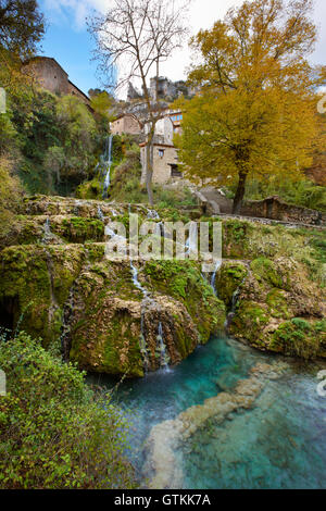 Ländliches Dorf mit Wasserfall in Spanien. Orbaneja del Castillo. Burgos. Vertikal Stockfoto