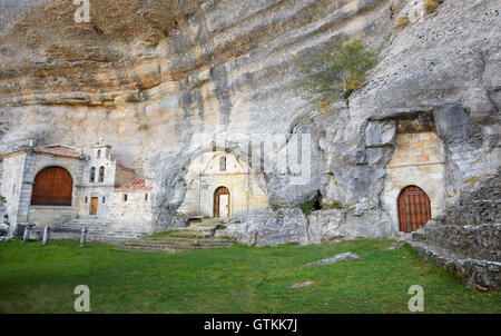 Alte Kapelle in einer Höhle. Ojos de Guarena. Burgos. Spanien. Horizontale Stockfoto