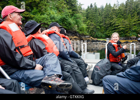 Safari Endeavour Kreuzfahrt-Passagiere in ein aufblasbares Boot vor Anker bei Fords Terror, Endicott Arm, Tongass National Forest, Junea Stockfoto