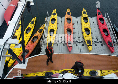 Seekajaks neben Kreuzfahrtschiff Safari Endeavour in der Nähe von Reid Gletscher im Glacier-Bay-Nationalpark, Alaska, USA. Alle unsere Reisen uns Stockfoto