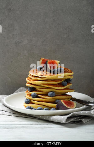 Stapel von Pfannkuchen mit Früchten, Essen Nahaufnahme Stockfoto