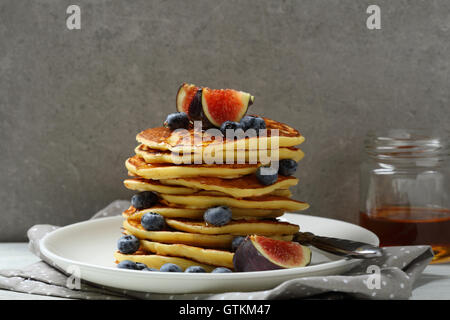 Stapel von goldenen Pfannkuchen mit frischen Früchten, Essen Nahaufnahme Stockfoto