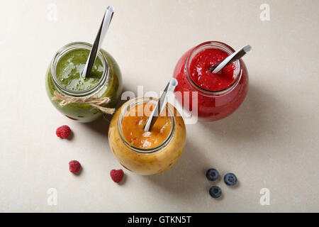 Frische Beeren Getränke in Gläsern, Essen Stockfoto