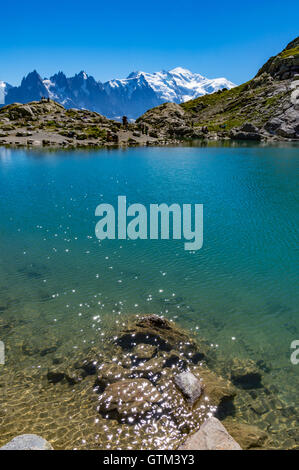 Touristen und Wanderer am Lac Blanc, einer der beliebtesten Wanderungen von Chamonix in den französischen Alpen. Tour de Montblanc begehbar. Stockfoto