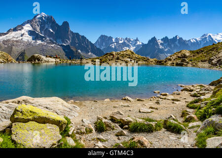 Touristen und Wanderer am Lac Blanc, einer der beliebtesten Wanderungen von Chamonix in den französischen Alpen. Tour de Montblanc begehbar. Stockfoto