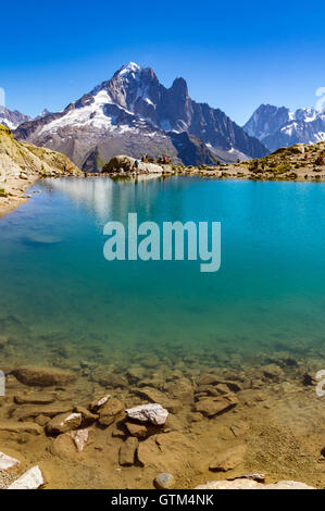 Touristen und Wanderer am Lac Blanc, einer der beliebtesten Wanderungen von Chamonix in den französischen Alpen. Tour de Montblanc begehbar. Stockfoto