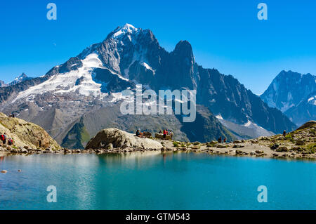 Touristen und Wanderer am Lac Blanc, einer der beliebtesten Wanderungen von Chamonix in den französischen Alpen. Tour de Montblanc begehbar. Stockfoto