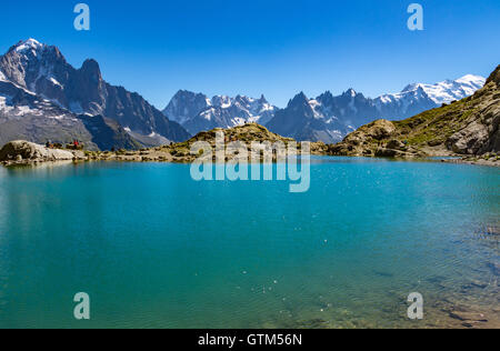 Touristen und Wanderer am Lac Blanc, einer der beliebtesten Wanderungen von Chamonix in den französischen Alpen. Tour de Montblanc begehbar. Stockfoto