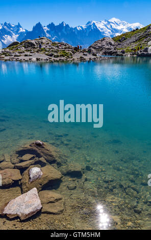 Touristen und Wanderer am Lac Blanc, einer der beliebtesten Wanderungen von Chamonix in den französischen Alpen. Tour de Montblanc begehbar. Stockfoto