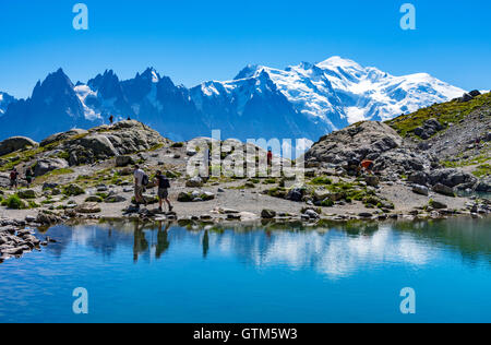 Touristen und Wanderer am Lac Blanc, einer der beliebtesten Wanderungen von Chamonix in den französischen Alpen. Tour de Montblanc begehbar. Stockfoto