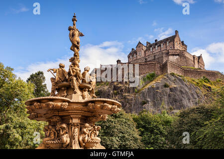 Der Ross-Brunnen in Princes Street Gardens und Edinburgh Castle, Schottland, Großbritannien. Stockfoto