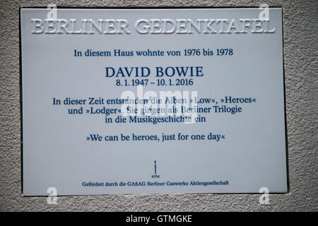 Gedenktafel Fuer David Bowie eine seit Mai Wohnhaus in der Hauptstrasse, Berlin-Schöneberg. Stockfoto