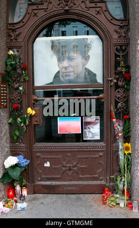 Gedenktafel Fuer David Bowie eine seit Mai Wohnhaus in der Hauptstrasse, Berlin-Schöneberg. Stockfoto