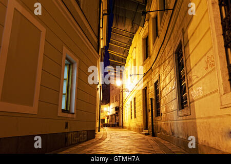 verlassene Straße von Bratislava bei Nacht Stockfoto