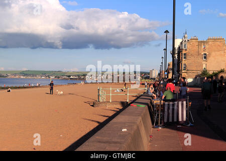 Menschen entspannen durch einen Strand, Portobello, Küstenvorort von Edinburgh, Scotland, UK Stockfoto