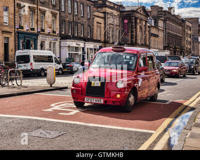 Rote Taxi Taxi in der George Street, Edinburgh, Scotland, UK Stockfoto