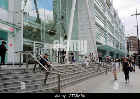 Eingang zum University College Hospital, Euston Road, London Stockfoto