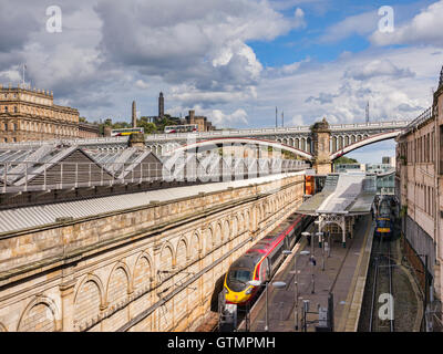 Virgin Zug im Bahnhof Waverley Street, Edinburgh, Schottland, UK, von oben gesehen. Stockfoto