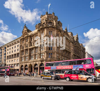 Belebten Straßenecke in Princes Street, Edinburgh, mit Jenners Kaufhaus, Busse, Taxis und Menschen, Schottland, Vereinigtes Königreich Stockfoto