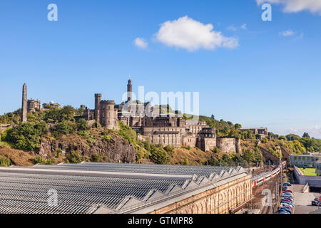 Calton Hill und Bahnhof Waverley Street, Edinburgh, Scotland, UK Stockfoto