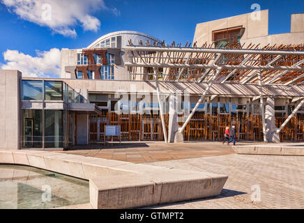 Schottische Parlamentsgebäude in herbstlichen Sonnenschein, Edinburgh, Scotland, UK Stockfoto