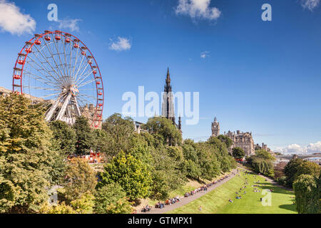 Ansicht von Osten Princes Street Gardens, Edinburgh, im Spätsommer mit Festival-Rad, Scott Monument und Balmoral Hotel auf th Stockfoto