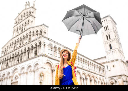 In der Altstadt von Lucca Reisende Frau Stockfoto