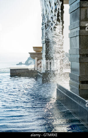 Herabstürzende Wasser in Infinity-Pool, Koh Lanta, Thailand Stockfoto