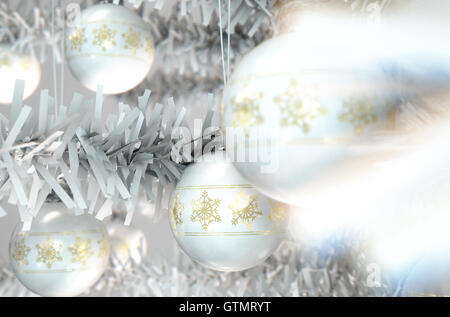 Eine 3D Rendern eine Nahaufnahme von weißen Christbaumkugeln geschmückt mit fein verzierten Schneeflocke Muster hängen in einer gefälschten weißen Christus Stockfoto