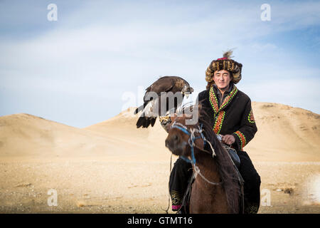 Bayan-Ulgii, Mongolei, 30. September 2015: Mongolische Adler Jäger mit seinem Adler und Pferd Stockfoto