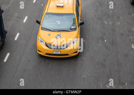 Ein gelbes Taxi Minibus in New York City Stockfoto
