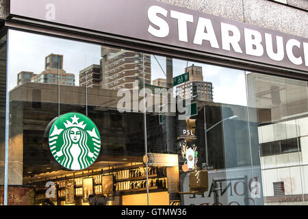 Ein Starbucks Store-Fenster Stockfoto