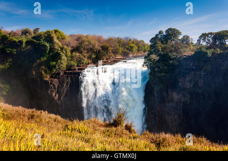 Blick auf die Victoriafälle in Simbabwe, Afrika; Konzept für Reisen in Afrika Stockfoto
