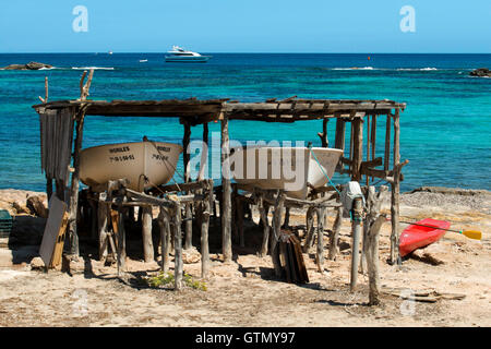 ELS Pujols Strand auf Formentera mit traditionellen Fischerboot im Sommertag. Llaüt. Stockfoto