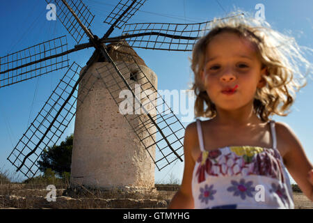 Funy Mädchen in einer Windmühle, Formentera, Balearen, Spanien. Alte Windmühle in el Pilar De La Mola auf der Insel Stockfoto