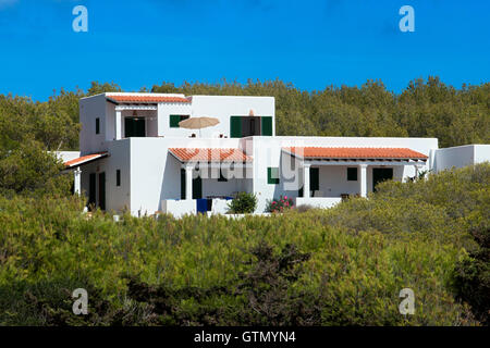 Typische weiße Haus von Formentera. Migjorn Strand, Insel Formentera, Balearen Inseln, Spanien. Stockfoto