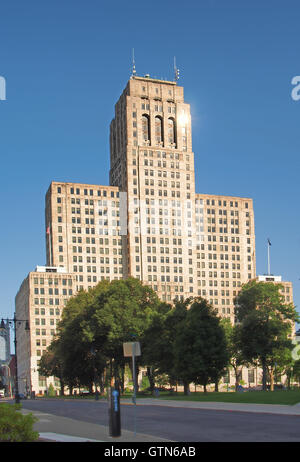 Albany, New York, USA. 4. September 2015. Blick auf das Alfred E. Smith Building von den Stufen des New York State Capitol Stockfoto