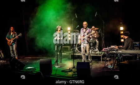 Sari Schorr & The Engine Room auf der Bühne im Norden Farm Arts Centre, Maidenhead Stockfoto