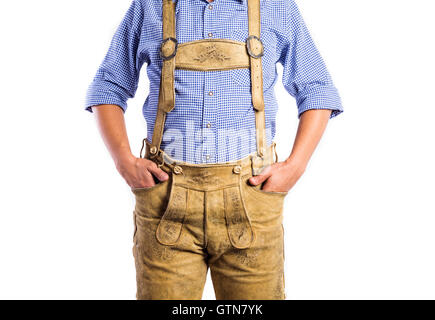 Nicht erkennbare Mann in bayerischer Tracht, Hände in poc Stockfoto