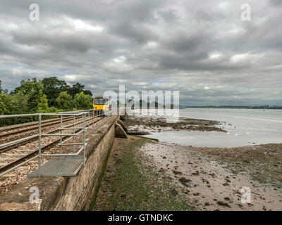 Landschaft abbildenden malerischen erstes Great Western Riviera Eisenbahnlinie entlang Fluß Exe an erstritt, mit Zug nähert. Stockfoto