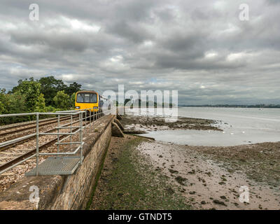 Landschaft abbildenden malerischen erstes Great Western Riviera Eisenbahnlinie entlang Fluß Exe an erstritt, mit Zug nähert. Stockfoto