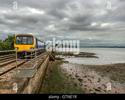 Landschaft abbildenden malerischen erstes Great Western Riviera Eisenbahnlinie entlang Fluß Exe an erstritt, mit Zug nähert. Stockfoto