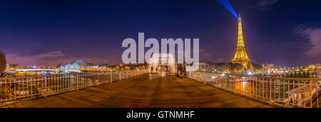 14. Februar 2016: Die Passerelle Debilly, den Eiffelturm in der Nacht und Menschen, die auf der Brücke geht. Stockfoto