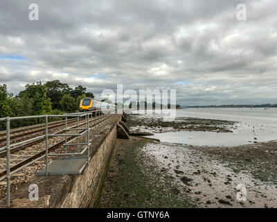 Landschaft abbildenden malerischen erstes Great Western Riviera Eisenbahnlinie entlang Fluß Exe an erstritt, mit Zug nähert. Stockfoto