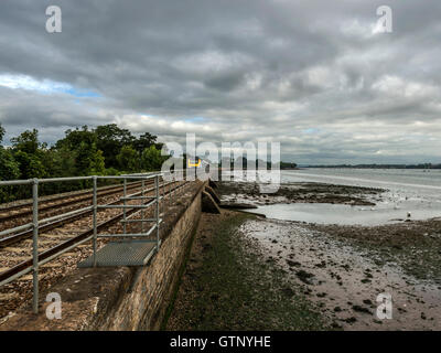 Landschaft abbildenden malerischen erstes Great Western Riviera Eisenbahnlinie entlang Fluß Exe an erstritt, mit Zug nähert. Stockfoto