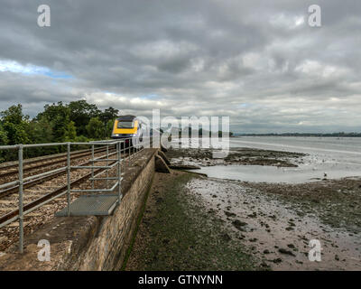 Landschaft abbildenden malerischen erstes Great Western Riviera Eisenbahnlinie entlang Fluß Exe an erstritt, mit Zug nähert. Stockfoto