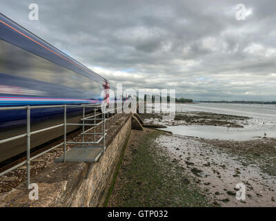 Abbildenden malerischen erstes Great Western Riviera Eisenbahnlinie entlang Fluß Exe an erstritt, mit einem vorbeifahrenden Zug Landschaft. Stockfoto