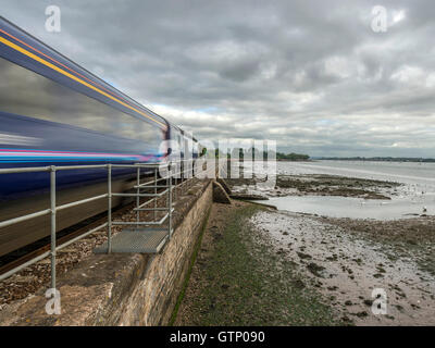 Abbildenden malerischen erstes Great Western Riviera Eisenbahnlinie entlang Fluß Exe an erstritt, mit einem vorbeifahrenden Zug Landschaft. Stockfoto