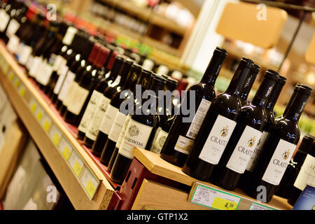 Flaschen Wein in den Regalen im store