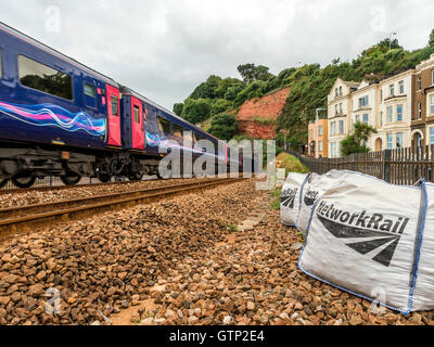 Landschaft mit malerischen erstes Great Western Riviera-Bahnstrecke in Dawlish, mit einem vorbeifahrenden Zug. Stockfoto